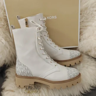 Los botines Weiss en tono vanilla combinan cuero liso con paneles del icónico logo MK, logrando un diseño sofisticado, luminoso y totalmente en tendencia. Su estilo tipo combat con suela gruesa aporta carácter, mientras el color claro eleva el look con un toque más elegante y moderno. Diseñados para acompañarte en el día a día, cuentan con cierre lateral para mayor comodidad y cordones frontales que permiten un ajuste perfecto. Su tonalidad neutra los hace ideales para combinar con outfits claros, denim o looks más estructurados, adaptándose fácilmente a distintos estilos. En Trendstore trabajamos con productos 100% originales y seleccionamos lo último en tendencias internacionales para ti. Puedes descubrir más modelos, novedades y disponibilidad en nuestro Instagram @trendstore_vs, donde mostramos ingresos en tiempo real y opciones exclusivas. BENEFICIOS Producto 100% original Diseño con logo MK icónico Color vanilla: elegante y fácil de combinar Suela tipo lug con plataforma (2.5 cm) y tacón (3.8 cm) Cómodos y versátiles para uso diario Envíos a todo Chile Compra fácil y segura