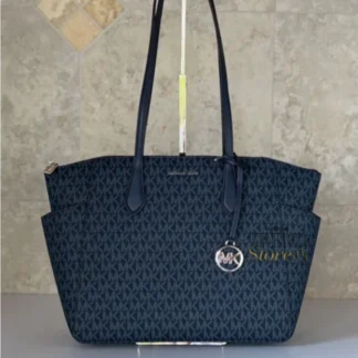 Cartera Michael Kors Marilyn Medium Tote Admiral original Trendstore Chile compra segura Michael Kors Marilyn tote Admiral logo Signature vista frontal envío a todo Chile Detalle logo Signature cartera Michael Kors Admiral herrajes plateados original Chile Bolso Michael Kors Marilyn medium tote mujer color Admiral original Trendstore Chile Vista lateral cartera Michael Kors Marilyn mediana elegante mujer Chile Interior cartera Michael Kors Marilyn bolsillo cierre organización original Chile Tote Michael Kors Admiral mujer premium original envío seguro Chile
