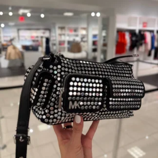 Bolso Michael Kors Dakota gamuza con tachuelas original Trendstore Chile compra segura Michael Kors Dakota pequeño bandolera mujer vista frontal gamuza envío a todo Chile Detalle tachuelas gamuza bolso Dakota Michael Kors original Chile Bolso Michael Kors Dakota con bolsillos exteriores diseño premium mujer Trendstore Chile Vista lateral cartera Dakota Michael Kors gamuza herrajes plateados original Chile Interior bolso Michael Kors Dakota bolsillo organizador original Trendstore Chile Bandolera Michael Kors gamuza mujer original envío seguro Chile