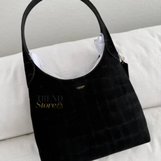 Cartera Coach Brooklyn Shoulder Bag gamuza efecto cocodrilo original Trendstore Chile compra segura Coach Brooklyn hobo negro mujer vista frontal elegante envío a todo Chile Detalle gamuza efecto cocodrilo bolso Coach original Chile Bolso Coach Brooklyn hombro mujer diseño minimalista premium Trendstore Chile Vista lateral cartera Coach Brooklyn negra elegante mujer original Chile Interior bolso Coach Brooklyn bolsillo con broche original Trendstore Chile Hobo Coach mujer original envío seguro Chile