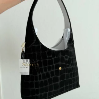 Cartera Coach Brooklyn Shoulder Bag gamuza efecto cocodrilo original Trendstore Chile compra segura Coach Brooklyn hobo negro mujer vista frontal elegante envío a todo Chile Detalle gamuza efecto cocodrilo bolso Coach original Chile Bolso Coach Brooklyn hombro mujer diseño minimalista premium Trendstore Chile Vista lateral cartera Coach Brooklyn negra elegante mujer original Chile Interior bolso Coach Brooklyn bolsillo con broche original Trendstore Chile Hobo Coach mujer original envío seguro Chile