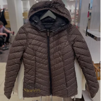 • chaqueta michael kors acolchada reversible mujer trendstore chile original • chaqueta plegable michael kors logo vista frontal compra segura chile • detalle patrón zigzag chaqueta michael kors acolchada mujer exclusivo chile • chaqueta reversible michael kors logo estampado vista lateral chile • textura poliéster chaqueta michael kors ligera premium trendstore chile • chaqueta mujer viaje ligera abrigo michael kors chile exclusivo • chaqueta michael kors mujer look urbano funcional chile compra online • chaqueta michael kors original mujer envío a todo chile trendstore