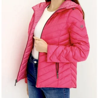 chaqueta michael kors chevron reversible fucsia mujer trendstore chile original • chaqueta acolchada michael kors fucsia logo vista frontal compra segura chile • detalle patrón chevron chaqueta michael kors mujer exclusivo chile • chaqueta reversible michael kors logo estampado vista lateral chile • textura nylon chaqueta michael kors ligera premium trendstore chile • chaqueta fucsia mujer outfit urbano moderno chile exclusivo • chaqueta michael kors mujer capucha ajuste cordón compra online chile • chaqueta michael kors original mujer envío a todo chile trendstore