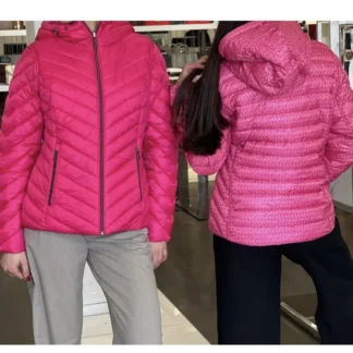 chaqueta michael kors chevron reversible fucsia mujer trendstore chile original • chaqueta acolchada michael kors fucsia logo vista frontal compra segura chile • detalle patrón chevron chaqueta michael kors mujer exclusivo chile • chaqueta reversible michael kors logo estampado vista lateral chile • textura nylon chaqueta michael kors ligera premium trendstore chile • chaqueta fucsia mujer outfit urbano moderno chile exclusivo • chaqueta michael kors mujer capucha ajuste cordón compra online chile • chaqueta michael kors original mujer envío a todo chile trendstore