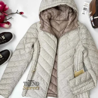 chaqueta puffer michael kors reversible mujer logo chevron trendstore chile original • chaqueta acolchada michael kors plegable vista frontal compra segura chile • detalle chevron nylon chaqueta michael kors mujer exclusivo chile • chaqueta reversible michael kors logo estampado vista lateral chile • textura poliéster puffer michael kors mujer ligera premium trendstore chile • chaqueta mujer viaje abrigo ligero michael kors chile exclusivo • chaqueta michael kors mujer look urbano moderno chile compra online • chaqueta michael kors original mujer envío a todo chile trendstore