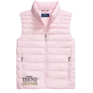 chaqueta sin mangas polo ralph lauren rosa claro acolchado mujer trendstore chile original • chaleco ralph lauren rosa claro vista frontal compra segura chile • detalle diseño capitonado chaqueta sin mangas ralph lauren mujer exclusivo chile • chaqueta sin mangas ralph lauren cuello alto bolsillos cierre vista lateral chile • textura nylon chaqueta polo ralph lauren mujer premium trendstore chile • chaqueta rosa claro mujer outfit elegante casual chile exclusivo • chaleco ralph lauren mujer uso diario compra online chile envío seguro • chaqueta sin mangas polo ralph lauren original mujer envío a todo chile trendstore