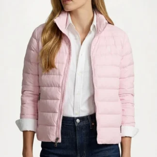 chaqueta polo ralph lauren rosa claro acolchada mujer manga larga trendstore chile original • chaqueta ralph lauren rosa claro vista frontal compra segura chile • detalle diseño capitonado chaqueta ralph lauren mujer exclusivo chile • chaqueta manga larga ralph lauren cuello alto bolsillos cierre vista lateral chile • textura nylon chaqueta polo ralph lauren mujer premium trendstore chile • chaqueta rosa claro mujer outfit elegante casual chile exclusivo • chaqueta ralph lauren mujer uso diario compra online chile envío seguro • chaqueta polo ralph lauren original mujer envío a todo chile trendstore