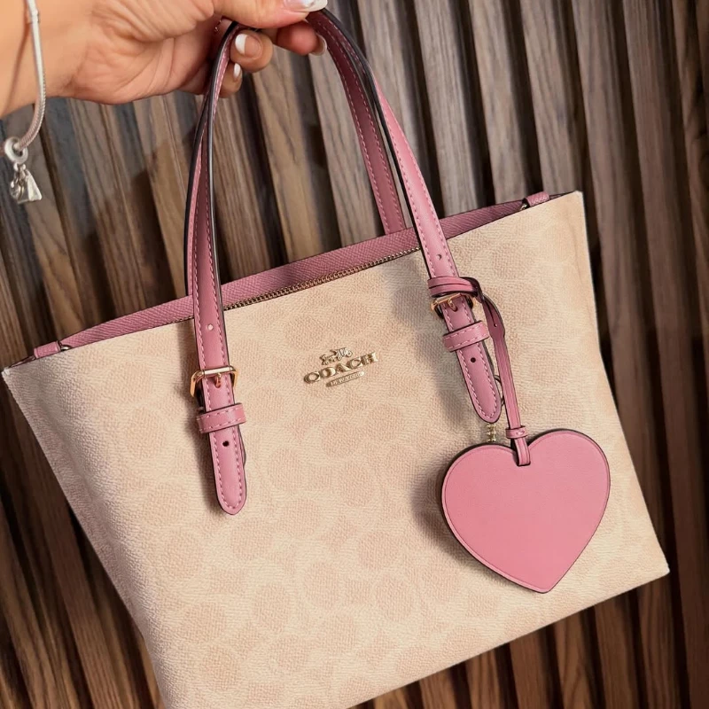 CARTERA COACH MOLLIE MONOGRAMA CON CHARM DE CORAZON