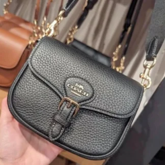 Cartera Coach Amelia Small Saddle negra original Trendstore Chile compra segura Coach Amelia saddle bag negra dorado mujer envío a todo Chile Detalle cuero pebble cartera Coach Amelia original Chile Bolso Coach Amelia crossbody mujer negro elegante Trendstore Chile Vista lateral cartera Coach saddle negra mujer original Chile Interior cartera Coach Amelia bolsillos multifunción Trendstore Chile Crossbody Coach negro mujer original envío seguro Chile