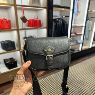 Cartera Coach Amelia Small Saddle negra original Trendstore Chile compra segura Coach Amelia saddle bag negra dorado mujer envío a todo Chile Detalle cuero pebble cartera Coach Amelia original Chile Bolso Coach Amelia crossbody mujer negro elegante Trendstore Chile Vista lateral cartera Coach saddle negra mujer original Chile Interior cartera Coach Amelia bolsillos multifunción Trendstore Chile Crossbody Coach negro mujer original envío seguro Chile