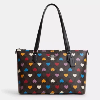 Cartera Coach Gallery Tote heart print original Trendstore Chile compra segura Coach Gallery Tote café negro corazones mujer envío a todo Chile Detalle heart print Signature Canvas Coach original Trendstore Chile Bolso Coach Gallery Tote mujer diseño elegante con corazones Chile Vista lateral cartera Coach tote café negro mujer original Chile Interior bolso Coach Gallery Tote compartimentos originales Trendstore Chile Tote Coach mujer original envío seguro Chile