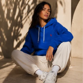 polerón polo ralph lauren shrunken fit hoodie azul graphic royal mujer trendstore chile original • hoodie azul ralph lauren mujer vista frontal compra segura chile • polerón polo ralph lauren fit ajustado mujer capucha detalle cordón chile • hoodie azul mujer bolsillo canguro ralph lauren vista lateral chile • textura fleece polerón polo ralph lauren mujer premium trendstore chile • polerón azul mujer look casual deportivo chic chile exclusivo • hoodie ralph lauren mujer outfit urbano moderno chile compra online • polerón polo ralph lauren original mujer envío a todo chile trendstore