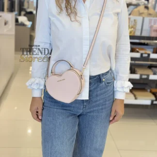 Bandolera Michael Kors Jet Set corazón original Trendstore Chile compra segura Michael Kors bolso corazón pequeño mujer vista frontal envío a todo Chile Detalle bandolera corazón Michael Kors herrajes dorados original Chile Cartera Michael Kors Jet Set pequeña crossbody corazón mujer Trendstore Chile Vista lateral bolso corazón Michael Kors diseño elegante original Chile Interior bandolera Michael Kors Jet Set corazón ranuras tarjetas Trendstore Chile Bolso Michael Kors corazón mujer original envío seguro Chile