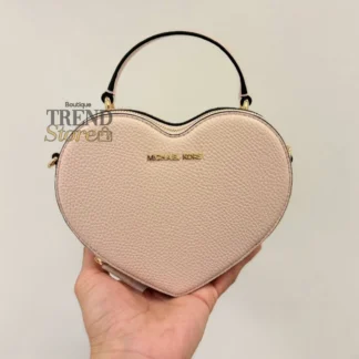 Bandolera Michael Kors Jet Set corazón original Trendstore Chile compra segura Michael Kors bolso corazón pequeño mujer vista frontal envío a todo Chile Detalle bandolera corazón Michael Kors herrajes dorados original Chile Cartera Michael Kors Jet Set pequeña crossbody corazón mujer Trendstore Chile Vista lateral bolso corazón Michael Kors diseño elegante original Chile Interior bandolera Michael Kors Jet Set corazón ranuras tarjetas Trendstore Chile Bolso Michael Kors corazón mujer original envío seguro Chile