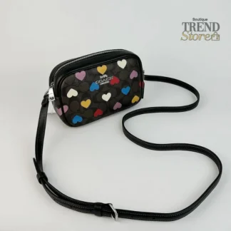 Cartera Coach Mini Jamie Camera Bag heart print original Trendstore Chile compra segura Coach Mini Jamie crossbody café negro corazones mujer envío a todo Chile Detalle heart print Signature Canvas Coach cartera pequeña original Chile Bolso Coach Mini Jamie mujer diseño compacto elegante Trendstore Chile Vista lateral cartera Coach crossbody corazones original Chile Interior cartera Coach Mini Jamie compartimentos mujer Trendstore Chile Crossbody Coach mujer original envío seguro Chile