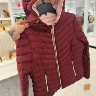 chaqueta michael kors reversible burdeo monograma rosa mujer trendstore chile original • chaqueta acolchada burdeo michael kors vista frontal compra segura chile • detalle monograma rosa michael kors chaqueta reversible mujer exclusivo chile • chaqueta reversible michael kors burdeo vista lateral envío a todo chile • textura nylon chaqueta michael kors burdeo premium trendstore chile • chaqueta burdeo mujer outfit elegante moderno chile exclusivo • chaqueta michael kors mujer capucha cordón ajuste compra online chile • chaqueta michael kors original mujer envío seguro a todo chile trendstore