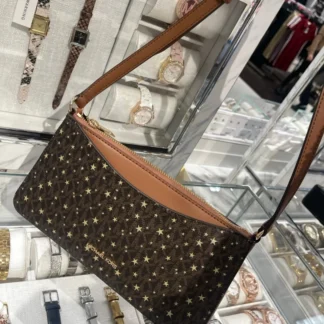 Cartera Michael Kors Arden Medium Crossbody café monograma estrellas original Trendstore Chile compra segura Michael Kors Arden crossbody café con estrellas vista frontal envío a todo Chile Detalle monograma estrellas Michael Kors Arden bolso original mujer Trendstore Chile Cartera Michael Kors café crossbody con correa ajustable desmontable original Chile Vista lateral bolso Michael Kors Arden medium diseño elegante mujer Trendstore Chile Interior cartera Michael Kors Arden bolsillo organizador original envío seguro Chile Bolso Michael Kors café monograma estrellas premium mujer original Chile