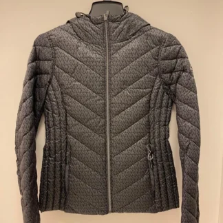 chaqueta michael kors reversible negra monograma mujer trendstore chile original • chaqueta acolchada negra michael kors lisa vista frontal compra segura chile • detalle monograma michael kors chaqueta reversible mujer exclusivo chile • chaqueta reversible michael kors negro vista lateral envío a todo chile • textura nylon chaqueta michael kors negra premium trendstore chile • chaqueta negra mujer outfit urbano elegante chile exclusivo • chaqueta michael kors mujer capucha cordón ajuste compra online chile • chaqueta michael kors original mujer envío seguro a todo chile trendstore
