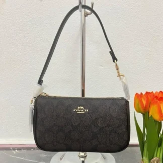 Cartera Coach Nolita 19 Signature Canvas original Trendstore Chile compra segura Coach Nolita 19 mini clutch mujer envío a todo Chile Detalle lona Signature cartera Coach Nolita original Chile Mini bolso Coach Nolita 19 compacto elegante mujer Trendstore Chile Vista lateral cartera Coach Nolita pequeña mujer original Chile Interior cartera Coach Nolita ranuras tarjetas mujer Trendstore Chile Clutch Coach mujer original envío seguro Chile