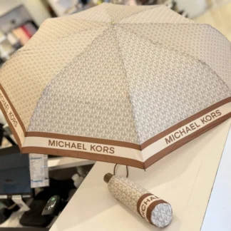 Paraguas Michael Kors logo estampado original Trendstore Chile compra segura Paraguas Michael Kors compacto mujer poliéster reciclado envío a todo Chile Detalle logo estampado paraguas Michael Kors herrajes dorados original Chile Paraguas Michael Kors elegante mujer diseño compacto Trendstore Chile Vista cerrada paraguas Michael Kors portátil mujer original Chile Paraguas Michael Kors con correa de muñeca práctico original Trendstore Chile Accesorio lluvia Michael Kors mujer original envío seguro Chile