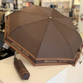 Paraguas Michael Kors logo estampado original Trendstore Chile compra segura Paraguas Michael Kors compacto mujer poliéster reciclado envío a todo Chile Detalle logo estampado paraguas Michael Kors herrajes dorados original Chile Paraguas Michael Kors elegante mujer diseño compacto Trendstore Chile Vista cerrada paraguas Michael Kors portátil mujer original Chile Paraguas Michael Kors con correa de muñeca práctico original Trendstore Chile Accesorio lluvia Michael Kors mujer original envío seguro Chile