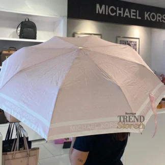El paraguas de Michael Kors es el accesorio ideal para enfrentar días lluviosos con estilo y funcionalidad. Disponible en Trendstore Chile, este modelo combina diseño icónico, materiales responsables y practicidad en un formato compacto. Está confeccionado en 100% poliéster reciclado con estampado de logotipo, ofreciendo resistencia y compromiso con el medio ambiente. Su diseño incorpora ribetes deportivos que aportan un look moderno, mientras que los apliques en tono dorado elevan su estética con un acabado sofisticado. Gracias a su tamaño compacto, es perfecto para llevar dentro de tu bolso tote o cartera, asegurando que siempre estés preparada ante cambios de clima sin sacrificar estilo. Incluye cierre de velcro y correa de muñeca, facilitando su transporte y uso diario. Detalles del producto: Tipo: paraguas compacto mujer Material: 100% poliéster reciclado Ribete: 100% polipropileno Medidas: 31,1 cm (ancho) x 5,1 cm (alto) x 5,1 cm (profundidad) Estampado de logotipo Michael Kors Apliques en tono dorado Cierre con velcro Correa de muñeca Diseño compacto y portátil No incluye funda protectora Código de producto: 35F3GTFN4B En Trendstore Chile ofrecemos productos 100% originales, con compra segura y envíos a todo Chile.