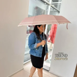 El paraguas de Michael Kors es el accesorio ideal para enfrentar días lluviosos con estilo y funcionalidad. Disponible en Trendstore Chile, este modelo combina diseño icónico, materiales responsables y practicidad en un formato compacto. Está confeccionado en 100% poliéster reciclado con estampado de logotipo, ofreciendo resistencia y compromiso con el medio ambiente. Su diseño incorpora ribetes deportivos que aportan un look moderno, mientras que los apliques en tono dorado elevan su estética con un acabado sofisticado. Gracias a su tamaño compacto, es perfecto para llevar dentro de tu bolso tote o cartera, asegurando que siempre estés preparada ante cambios de clima sin sacrificar estilo. Incluye cierre de velcro y correa de muñeca, facilitando su transporte y uso diario. Detalles del producto: Tipo: paraguas compacto mujer Material: 100% poliéster reciclado Ribete: 100% polipropileno Medidas: 31,1 cm (ancho) x 5,1 cm (alto) x 5,1 cm (profundidad) Estampado de logotipo Michael Kors Apliques en tono dorado Cierre con velcro Correa de muñeca Diseño compacto y portátil No incluye funda protectora Código de producto: 35F3GTFN4B En Trendstore Chile ofrecemos productos 100% originales, con compra segura y envíos a todo Chile.