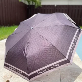 El paraguas de Michael Kors es el accesorio ideal para enfrentar días lluviosos con estilo y funcionalidad. Disponible en Trendstore Chile, este modelo combina diseño icónico, materiales responsables y practicidad en un formato compacto. Está confeccionado en 100% poliéster reciclado con estampado de logotipo, ofreciendo resistencia y compromiso con el medio ambiente. Su diseño incorpora ribetes deportivos que aportan un look moderno, mientras que los apliques en tono dorado elevan su estética con un acabado sofisticado. Gracias a su tamaño compacto, es perfecto para llevar dentro de tu bolso tote o cartera, asegurando que siempre estés preparada ante cambios de clima sin sacrificar estilo. Incluye cierre de velcro y correa de muñeca, facilitando su transporte y uso diario. Detalles del producto: Tipo: paraguas compacto mujer Material: 100% poliéster reciclado Ribete: 100% polipropileno Medidas: 31,1 cm (ancho) x 5,1 cm (alto) x 5,1 cm (profundidad) Estampado de logotipo Michael Kors Apliques en tono dorado Cierre con velcro Correa de muñeca Diseño compacto y portátil No incluye funda protectora Código de producto: 35F3GTFN4B En Trendstore Chile ofrecemos productos 100% originales, con compra segura y envíos a todo Chile.