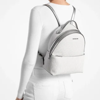 Mochila Michael Kors Sheila lona logo estampado original Trendstore Chile compra segura Michael Kors Sheila backpack mujer vista frontal diseño urbano envío a todo Chile Detalle logo estampado mochila Michael Kors Sheila herrajes plateados original Chile Mochila Michael Kors mujer con bolsillo frontal cierre original Trendstore Chile Vista lateral mochila Michael Kors Sheila elegante urbana premium mujer Chile Interior mochila Michael Kors Sheila compartimento tablet original Trendstore Chile Backpack Michael Kors Sheila original mujer envío seguro Chile