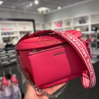 La cartera shoulder bag de Michael Kors en color rosado es una pieza elegante y versátil, perfecta para complementar looks tanto de día como de noche. Disponible en Trendstore Chile, este modelo destaca por su diseño femenino y su estética sofisticada. Este producto es second hand (pre-owned), lo que significa que ha tenido un uso previo, pero se encuentra en excelente estado o incluso puede venir con etiquetas. Ha sido cuidadosamente revisado para asegurar que cumple con altos estándares de calidad, sin signos visibles de uso frecuente. Su diseño incorpora cierre superior con cremallera, brindando seguridad para tus pertenencias. El formato de hombro permite un uso cómodo y práctico para el día a día, manteniendo siempre un look elegante. Elegir este tipo de piezas también es una forma de acceder a modelos exclusivos, muchas veces difíciles de encontrar, dándoles una segunda vida sin perder estilo ni calidad. Detalles del producto: Marca: Michael Kors Tipo: shoulder bag (cartera de hombro) Color: rosado Cierre superior con cremallera Condición: second hand (excelente estado o nuevo con etiquetas) Producto inspeccionado individualmente bajo estándares de calidad Código de estilo: ZIR02U765-001 En Trendstore Chile seleccionamos cuidadosamente cada producto, garantizando autenticidad, compra segura y envíos a todo Chile.