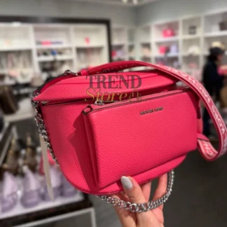 La cartera shoulder bag de Michael Kors en color rosado es una pieza elegante y versátil, perfecta para complementar looks tanto de día como de noche. Disponible en Trendstore Chile, este modelo destaca por su diseño femenino y su estética sofisticada. Este producto es second hand (pre-owned), lo que significa que ha tenido un uso previo, pero se encuentra en excelente estado o incluso puede venir con etiquetas. Ha sido cuidadosamente revisado para asegurar que cumple con altos estándares de calidad, sin signos visibles de uso frecuente. Su diseño incorpora cierre superior con cremallera, brindando seguridad para tus pertenencias. El formato de hombro permite un uso cómodo y práctico para el día a día, manteniendo siempre un look elegante. Elegir este tipo de piezas también es una forma de acceder a modelos exclusivos, muchas veces difíciles de encontrar, dándoles una segunda vida sin perder estilo ni calidad. Detalles del producto: Marca: Michael Kors Tipo: shoulder bag (cartera de hombro) Color: rosado Cierre superior con cremallera Condición: second hand (excelente estado o nuevo con etiquetas) Producto inspeccionado individualmente bajo estándares de calidad Código de estilo: ZIR02U765-001 En Trendstore Chile seleccionamos cuidadosamente cada producto, garantizando autenticidad, compra segura y envíos a todo Chile.