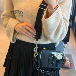 Cartera Marc Jacobs The Snapshot charol negro original doble compartimento Trendstore Chile compra segura Marc Jacobs Snapshot bag negra patent leather vista frontal logo Double J original envío Chile Detalle cuero charol brillante cartera Marc Jacobs Snapshot premium mujer Trendstore Chile Cartera Marc Jacobs Snapshot con correa logo crossbody original envío a todo Chile Vista lateral cartera Marc Jacobs The Snapshot negra herrajes plateados original Chile Interior doble cierre cremallera cartera Marc Jacobs Snapshot funcional mujer Trendstore Chile Cartera Marc Jacobs Snapshot uso hombro y cruzado diseño exclusivo original Chile