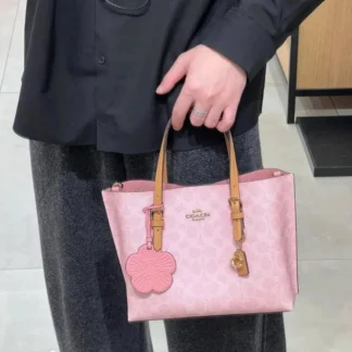 Cartera Coach Molly Tote 25 lona Signature original con charm floral Trendstore Chile compra segura Coach Molly Tote 25 bolso mujer vista frontal diseño Signature original envío a todo Chile Detalle lona Signature y cuero vachetta cartera Coach Molly Tote 25 original Chile Cartera Coach Molly Tote 25 con correa larga desmontable uso hombro y cruzado Trendstore Chile Interior cartera Coach Molly Tote 25 compartimento central cierre cremallera original Chile Vista lateral bolso Coach Molly Tote 25 tamaño ideal uso diario mujer Trendstore Chile Cartera Coach Signature con charm floral diseño elegante premium original Chile