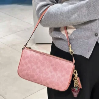 La cartera Plaza Bag de Coach en Signature Canvas es un diseño compacto, versátil y elegante, ideal para mujeres que buscan un bolso pequeño con gran estilo. Disponible en Trendstore Chile, este modelo en tono melon pink aporta un toque de color sofisticado y femenino. Confeccionada en lona recubierta Signature combinada con cuero refinado, ofrece durabilidad y una estética icónica que se mantiene vigente temporada tras temporada. Su diseño minimalista de un solo compartimento permite llevar lo esencial de forma práctica y ordenada. Cuenta con cierre superior con cremallera que asegura tus pertenencias, y un interior con espacio suficiente para celular, billetera, llaves y pequeños accesorios. Su formato versátil permite usarla como bolso de hombro corto o transformarla en wristlet, adaptándose a diferentes estilos y ocasiones, desde el día a día hasta salidas más especiales. Detalles del producto: Tipo: mini bolso / shoulder bag / wristlet mujer Material: lona recubierta Signature y cuero refinado Forro: tela Medidas: 21 cm (largo) x 12,1 cm (alto) x 4,4 cm (ancho) Cierre superior con cremallera Compartimento único Uso versátil: hombro corto o wristlet Color: melon pink Código de producto: CCC42 En Trendstore Chile ofrecemos productos 100% originales, con compra segura y envíos a todo Chile. TERI COACH SIMILAR NOLITA COACH
