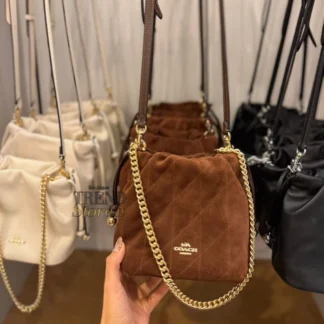 Cartera Coach Faye Mini gamuza acolchada original Trendstore Chile compra segura Coach Faye Mini bucket bag mujer café maple envío a todo Chile Detalle gamuza acolchada bolso Coach original Chile Bolso Coach Faye Mini drawstring elegante mujer Trendstore Chile Vista lateral cartera Coach bucket mujer original Chile Interior bolso Coach Faye Mini bolsillo multifunción Trendstore Chile Crossbody Coach mujer original envío seguro Chile