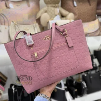 Cartera Coach Station Tote cuero peony original Trendstore Chile compra segura Coach tote mujer cuero pebble rosado envío a todo Chile Detalle cuero pebble bolso Coach Station Tote original Chile Bolso Coach grande mujer elegante peony Trendstore Chile Vista lateral cartera Coach Station Tote mujer original Chile Interior bolso Coach Station Tote compartimentos organización Trendstore Chile Tote Coach mujer original envío seguro Chile