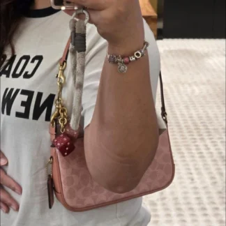 La cartera Plaza Bag de Coach en Signature Canvas es un diseño compacto, versátil y elegante, ideal para mujeres que buscan un bolso pequeño con gran estilo. Disponible en Trendstore Chile, este modelo en tono melon pink aporta un toque de color sofisticado y femenino. Confeccionada en lona recubierta Signature combinada con cuero refinado, ofrece durabilidad y una estética icónica que se mantiene vigente temporada tras temporada. Su diseño minimalista de un solo compartimento permite llevar lo esencial de forma práctica y ordenada. Cuenta con cierre superior con cremallera que asegura tus pertenencias, y un interior con espacio suficiente para celular, billetera, llaves y pequeños accesorios. Su formato versátil permite usarla como bolso de hombro corto o transformarla en wristlet, adaptándose a diferentes estilos y ocasiones, desde el día a día hasta salidas más especiales. Detalles del producto: Tipo: mini bolso / shoulder bag / wristlet mujer Material: lona recubierta Signature y cuero refinado Forro: tela Medidas: 21 cm (largo) x 12,1 cm (alto) x 4,4 cm (ancho) Cierre superior con cremallera Compartimento único Uso versátil: hombro corto o wristlet Color: melon pink Código de producto: CCC42 En Trendstore Chile ofrecemos productos 100% originales, con compra segura y envíos a todo Chile. TERI COACH SIMILAR NOLITA COACH