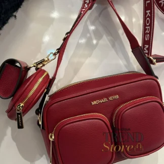 andolera Michael Kors messenger cuero original Trendstore Chile compra segura Michael Kors messenger bag mujer cuero vista frontal envío a todo Chile Detalle cuero premium bandolera Michael Kors herrajes dorados original Chile Cartera Michael Kors compacta cuero con bolsillos frontales cierre Trendstore Chile Vista lateral bolso Michael Kors messenger elegante mujer original Chile Interior bandolera Michael Kors cuero bolsillo organizador Trendstore Chile Bolso Michael Kors cuero premium mujer original envío seguro Chile