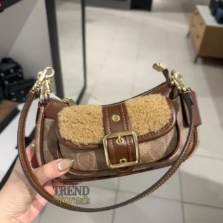 artera Coach Ashton Mini Signature Canvas shearling original Trendstore Chile compra segura Coach Ashton mini bolso mujer café tan con shearling envío a todo Chile Detalle shearling y lona Signature bolso Coach original Chile Mini bolso Coach Ashton texturas premium mujer Trendstore Chile Vista lateral cartera Coach Ashton pequeña mujer original Chile Interior bolso Coach Ashton compacto organización Trendstore Chile Shoulder bag Coach mujer original envío seguro Chile