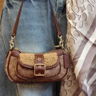 artera Coach Ashton Mini Signature Canvas shearling original Trendstore Chile compra segura Coach Ashton mini bolso mujer café tan con shearling envío a todo Chile Detalle shearling y lona Signature bolso Coach original Chile Mini bolso Coach Ashton texturas premium mujer Trendstore Chile Vista lateral cartera Coach Ashton pequeña mujer original Chile Interior bolso Coach Ashton compacto organización Trendstore Chile Shoulder bag Coach mujer original envío seguro Chile