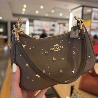 Cartera Coach Teri shoulder bag con tachas cuero pebble original Trendstore Chile compra segura Coach Teri bag con rivets vista frontal cartera mujer premium envío a todo Chile Trendstore Chile Detalle cuero pebble y tachas cartera Coach Teri original diseño exclusivo Chile Cartera Coach Teri con correa larga crossbody mujer original Trendstore Chile envío seguro Vista lateral cartera Coach Teri shoulder bag con tachas cuero original Chile Interior cartera Coach Teri bolsillo multifunción cierre cremallera original Trendstore Chile Cartera Coach Teri uso hombro y cruzada diseño elegante premium mujer Chile