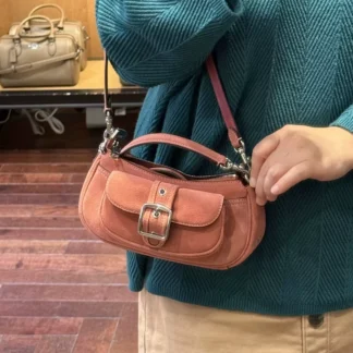 La cartera Ashton Mini Shoulder Bag de Coach es una pieza compacta, versátil y sofisticada, ideal para mujeres que buscan un bolso pequeño con estilo. Disponible en Trendstore Chile, este modelo en color rosado destaca por su tono suave y femenino. Confeccionada en gamuza con detalles en cuero liso, ofrece una textura elegante y un acabado refinado que eleva cualquier outfit. Su diseño minimalista y tamaño práctico la convierten en una opción perfecta para llevar lo esencial con estilo. Cuenta con cierre superior con cremallera que mantiene tus pertenencias seguras, además de un bolsillo exterior con broche que permite acceso rápido a objetos pequeños. Incluye asa corta desmontable para llevar al hombro y correa larga ajustable que permite usarla cruzada, adaptándose a diferentes estilos y ocasiones. Detalles del producto: Tipo: mini bolso / shoulder bag / crossbody mujer Material: gamuza y cuero liso Forro: tela Medidas: 19,7 cm (largo) x 8,9 cm (alto) x 5,7 cm (ancho) Asa corta desmontable: 21,6 cm Correa desmontable: 57,2 cm Cierre superior con cremallera Exterior: bolsillo con broche Color: rosado Código de producto: CDB12 En Trendstore Chile ofrecemos productos 100% originales, con compra segura y envíos a todo Chile.