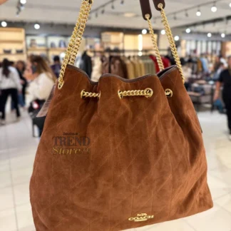 Cartera Coach Evelyn grande gamuza acolchada original Trendstore Chile compra segura Coach Evelyn shoulder bag mujer café maple envío a todo Chile Detalle gamuza acolchada bolso Coach grande original Chile Bolso Coach Evelyn mujer elegante para laptop Trendstore Chile Vista lateral cartera Coach grande mujer original Chile Interior bolso Coach Evelyn amplio organización Trendstore Chile Shoulder bag Coach mujer original envío seguro Chile