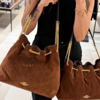 Cartera Coach Evelyn grande gamuza acolchada original Trendstore Chile compra segura Coach Evelyn shoulder bag mujer café maple envío a todo Chile Detalle gamuza acolchada bolso Coach grande original Chile Bolso Coach Evelyn mujer elegante para laptop Trendstore Chile Vista lateral cartera Coach grande mujer original Chile Interior bolso Coach Evelyn amplio organización Trendstore Chile Shoulder bag Coach mujer original envío seguro Chile