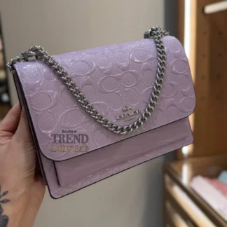 Cartera Coach Mini Klare cuero charol light violet original Trendstore Chile compra segura Coach Mini Klare crossbody mujer violeta brillante envío a todo Chile Detalle cuero charol Signature bolso Coach original Chile Bolso Coach Mini Klare elegante mujer diseño premium Trendstore Chile Vista lateral cartera Coach Mini Klare violeta mujer original Chile Interior bolso Coach Mini Klare compartimentos organización Trendstore Chile Crossbody Coach mujer original envío seguro Chile