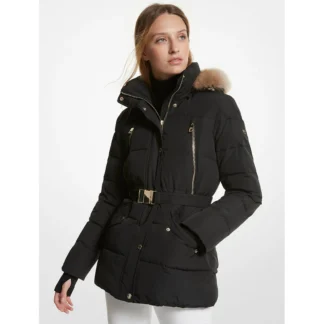 chaqueta michael kors acolchada con cinturón mujer trendstore chile original • abrigo michael kors capucha piel sintética vista frontal compra segura chile • detalle cinturón chaqueta michael kors mujer silueta ajustada exclusivo chile • chaqueta acolchada mujer capucha piel sintética vista lateral chile • textura poliéster chaqueta michael kors premium invierno trendstore chile • abrigo mujer michael kors look elegante invierno chile exclusivo • chaqueta michael kors mujer bolsillos funcionales compra online chile • chaqueta michael kors original mujer envío a todo chile trendstore