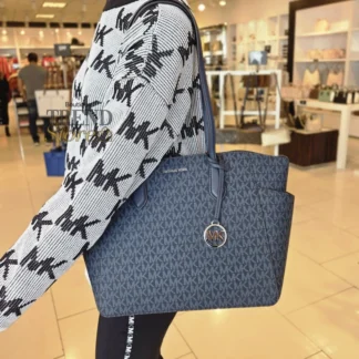 Cartera Michael Kors Marilyn Medium Tote Admiral original Trendstore Chile compra segura Michael Kors Marilyn tote Admiral logo Signature vista frontal envío a todo Chile Detalle logo Signature cartera Michael Kors Admiral herrajes plateados original Chile Bolso Michael Kors Marilyn medium tote mujer color Admiral original Trendstore Chile Vista lateral cartera Michael Kors Marilyn mediana elegante mujer Chile Interior cartera Michael Kors Marilyn bolsillo cierre organización original Chile Tote Michael Kors Admiral mujer premium original envío seguro Chile