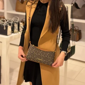 Cartera Michael Kors Arden Medium Crossbody café monograma estrellas original Trendstore Chile compra segura Michael Kors Arden crossbody café con estrellas vista frontal envío a todo Chile Detalle monograma estrellas Michael Kors Arden bolso original mujer Trendstore Chile Cartera Michael Kors café crossbody con correa ajustable desmontable original Chile Vista lateral bolso Michael Kors Arden medium diseño elegante mujer Trendstore Chile Interior cartera Michael Kors Arden bolsillo organizador original envío seguro Chile Bolso Michael Kors café monograma estrellas premium mujer original Chile