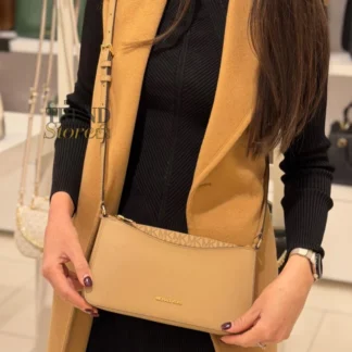 Cartera Michael Kors Arden Medium Crossbody camel monograma estrellas original Trendstore Chile compra segura Michael Kors Arden crossbody camel vista frontal bolso original envío a todo Chile Detalle monograma camel con estrellas cartera Michael Kors original Trendstore Chile Cartera Michael Kors camel crossbody con correa ajustable desmontable original Chile Vista lateral bolso Michael Kors Arden medium camel mujer diseño premium Chile Interior cartera Michael Kors Arden camel bolsillo organizador original Trendstore Chile Bolso Michael Kors camel elegante mujer original envío seguro Chile