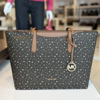 Cartera Michael Kors Arden Large tote Signature original Trendstore Chile compra segura Michael Kors Arden large tote bag vista frontal logo estampado envío a todo Chile Detalle logo Signature cartera Michael Kors grande mujer original Trendstore Chile Bolso Michael Kors Arden tote grande con herrajes dorados original Chile Vista lateral cartera Michael Kors Arden large elegante mujer diseño premium Chile Interior cartera Michael Kors Arden tote bolsillo cierre original Trendstore Chile Tote Michael Kors grande mujer original envío seguro Chile